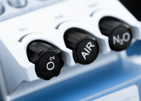 Buttons on nitrous oxide machine labeled O 2 air and N 2 O